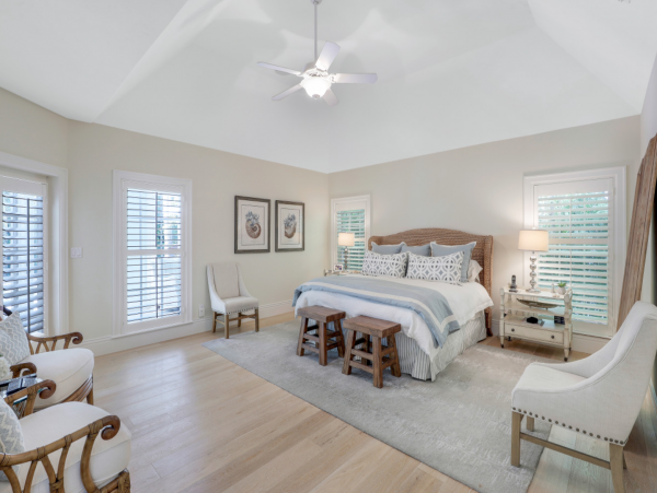Luxurious Retreat with a Pool in Olde Naples, Steps from the Beach